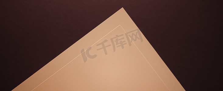 空白 A4 纸，深色背景中的米色作为办公文具平铺，豪华品牌平铺和品牌标识设计模型