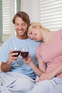 红酒杯免抠素材摄影照片_坐在沙发上喝红酒的幸福夫妻