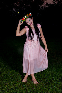 亚裔泰国女孩在公园拿着花冠