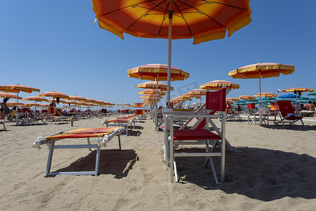 带太阳伞的躺椅在海滩上