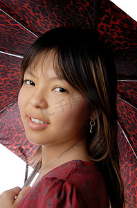 打伞的年轻女士