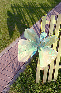 纸蝴蝶摄影照片_公园里的纸蝴蝶