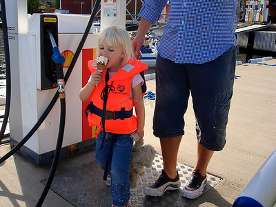 斯堪的纳维亚生活方式 — 吃冰淇淋的小女孩