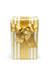 金色双色调礼品盒，金色缎带和蝴蝶结隔离在白色背景上。