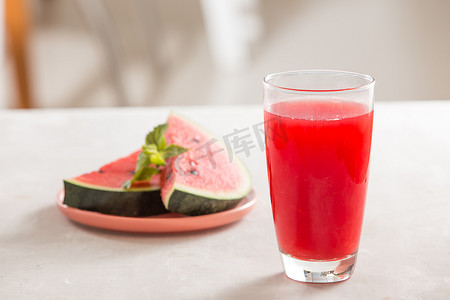 喝西瓜汁摄影照片_西瓜汁、西瓜片和薄荷叶。
