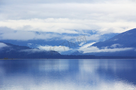 大雾预警摄影照片_山蓝色湖泊风景