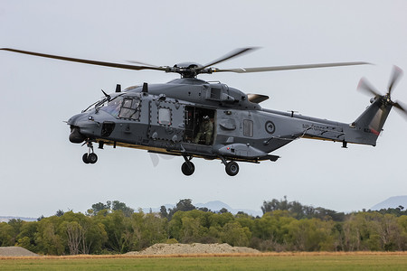 飞行中的直升机摄影照片_飞行中的NH90直升机
