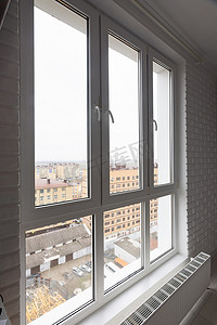 碎片彩色玻璃摄影照片_公寓内的彩色玻璃高宽塑料窗