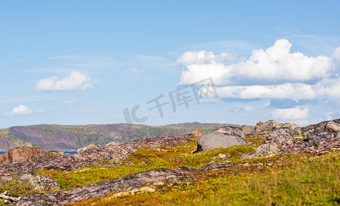 山丘背景摄影照片_山丘背景下的巨大圆形石头