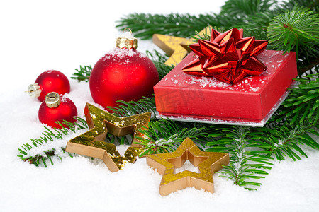 松枝装饰摄影照片_“带松枝、礼物和雪的红色圣诞球，与世隔绝”