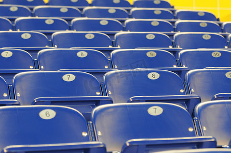一排用于体育场座位的蓝色椅子