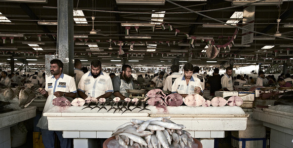 熟食种类摄影照片_迪拜大鱼市的场景，种类繁多的熟食