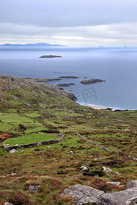 野生爱尔兰田野和岛屿海岸景观