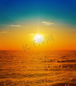 海面上的橙色夕阳