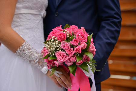 漂亮的婚礼花束在新娘的手中