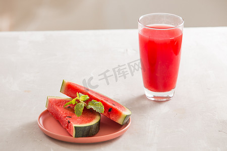 喝西瓜汁摄影照片_西瓜汁、西瓜片和薄荷叶。