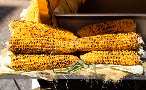 在去皮的玉米棒子上烤玉米