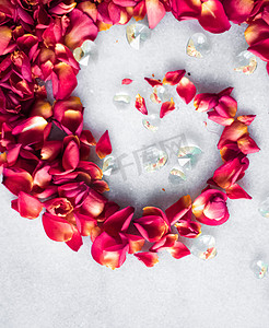 新婚玫瑰摄影照片_大理石背景上的玫瑰花瓣、花卉装饰和婚礼平面、用于活动邀请的节日贺卡背景、平面布局设计