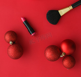 化妆品促销摄影照片_用于美容品牌圣诞促销的化妆品和化妆品产品套装，豪华红色平面背景作为假日设计