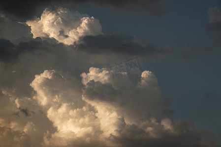蓝色大气摄影照片_戏剧性的天空与暴风雨云，天空与云天气蓝色自然云。