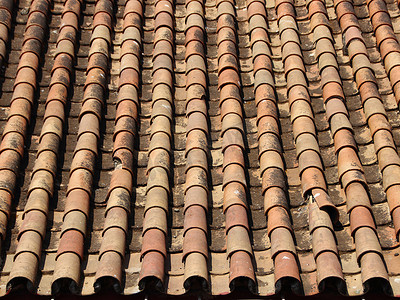 结尾的摄影照片_以暖色结尾的旧瓦砖屋顶