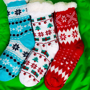 圣诞节或新年礼物和惊喜的亮色袜子
