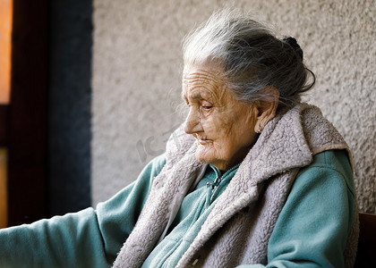 老女性摄影照片_一个满脸皱纹的老女人的画像