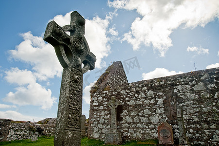 墓地十字架摄影照片_基尔道顿教堂和十字架
