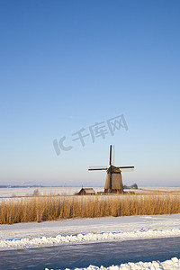 “冬季风车与雪、冰和蓝天”