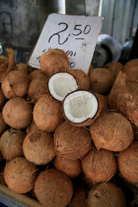 水果交易摄影照片_展会上出售的干椰子