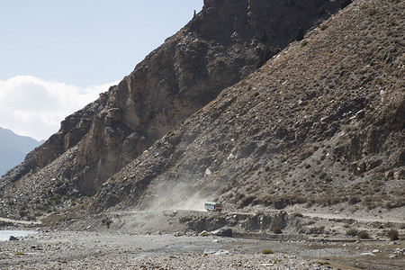 《尼泊尔安纳布尔纳峰地区的尘土之路》