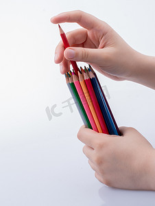 彩色铅笔创意艺术摄影照片_在白色背景上的彩色铅笔