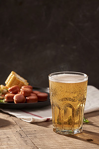 烧烤啤酒摄影照片_啤酒和开胃啤酒小吃套装。