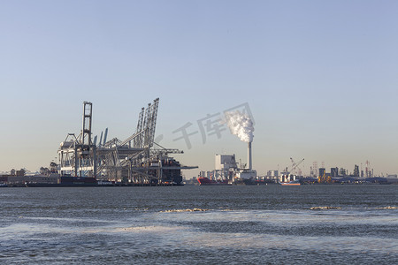 散装集装箱摄影照片_黄昏、现代港口和全球 tr 的航运集装箱码头