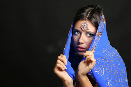 蓝色欢庆摄影照片_印地安蓝色礼服的年轻俏丽的妇女