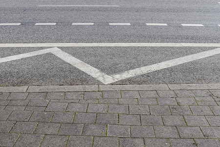 街道和道路的沥青上涂有不同的标志和标记。