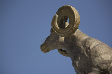 青铜大角羊雕像