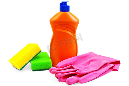 一瓶带橡胶手套和两块海绵的洗涤剂