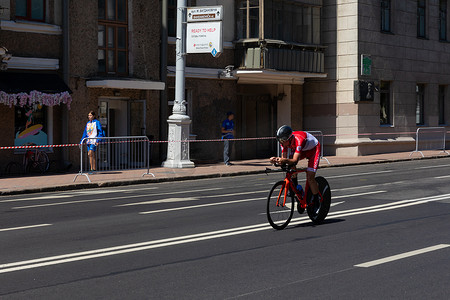 动议摄影照片_白俄罗斯明斯克-2019 年 6 月 25 日：来自摩纳哥的自行车手参加了 2019 年 6 月 25 日在白俄罗斯明斯克举行的第二届欧洲运动会的男子拆分开始个人赛