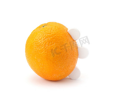 橙色与白色分离的维生素 C 片