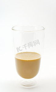 奶茶背景摄影照片_奶茶半透明玻璃
