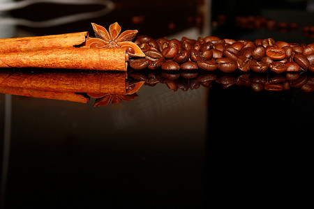 kafe摄影照片_咖啡豆加肉桂和八角