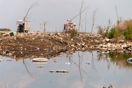 “CDMX。墨西哥，2020 年 9 月 10 日。一个巨大的垃圾填埋场，用于处理垃圾。垃圾填埋场或沉积物中的垃圾堆积。”