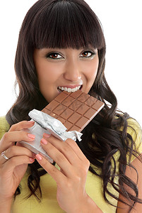 吃腐朽巧克力块的美丽的女孩
