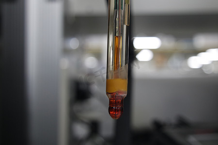 “pH 计的特写视图，一种在化学实验室中测量 pH 值的设备”