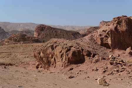 石头沙漠中风景秀丽的风化红色岩石