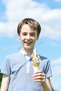 微笑的男孩拿着冰淇淋合影