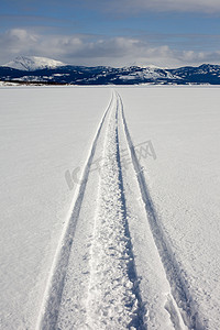 冰湖上的 Skidoo 跑道