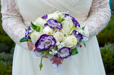 蓝色和白色花朵的婚礼花束