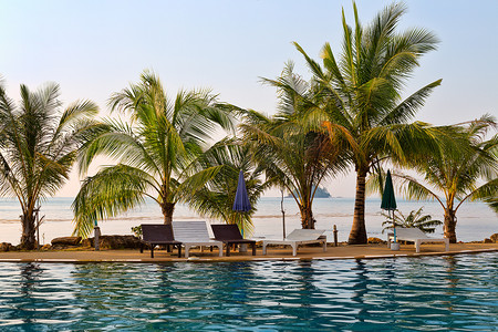 海边酒店摄影照片_泰国海边的游泳池